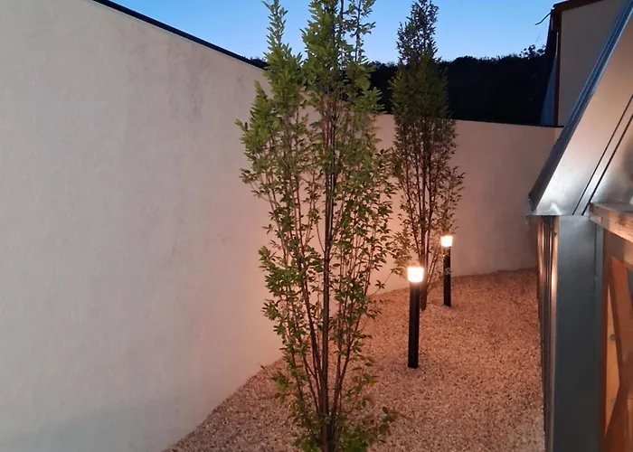 Wooden Cardinals Villa Szkopje